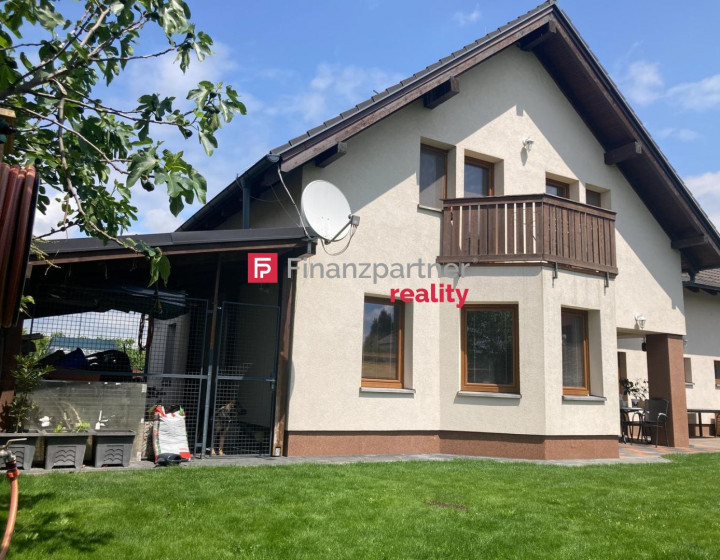 6-izbový rodinný dom s dvojgarážou, záhradou a krbom – Chorvátsky Grob, Lúčna ulica