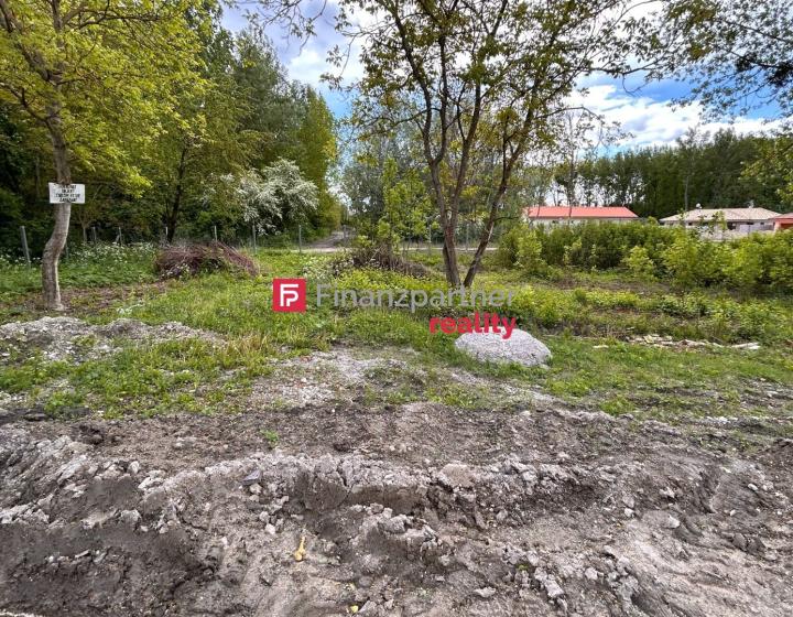 Slnečný pozemok v novovybudovanej časti obce Dunajský Klátov (F008-014-ESJAa)