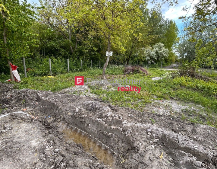 Slnečný pozemok v novovybudovanej časti obce Dunajský Klátov (F008-014-ESJAa)