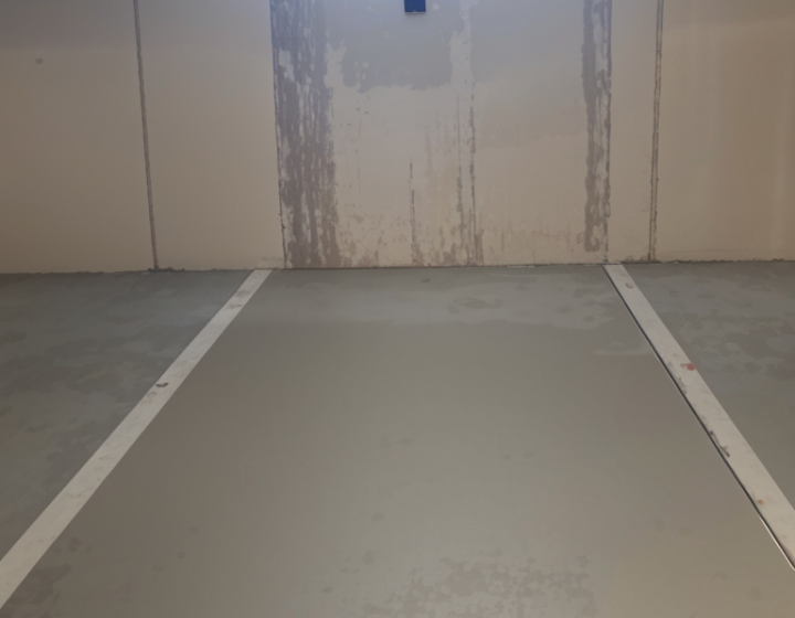 Bezpečné parkovacie miesto s diaľkovo ovládanou garážovou bránou na Silvánovej 25 v Pezinku