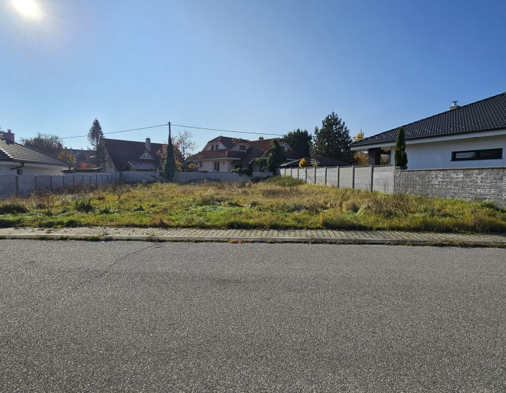 (REZERVOVANÉ) Predaj: Stavebný pozemok v centre Limbachu (slepá ulica)