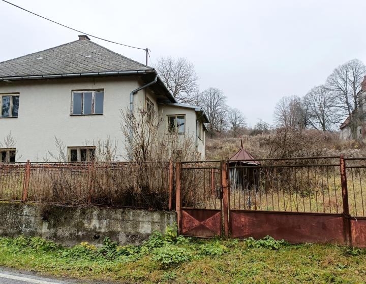 Exkluzívne na predaj rodinný dom s pozemkom v obci Šapinec