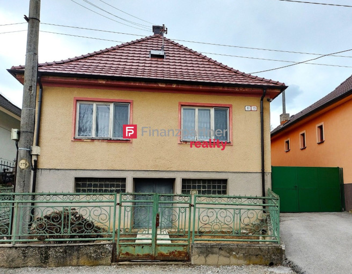 3 izbový dom s veľkým pozemkom v obci Radošina