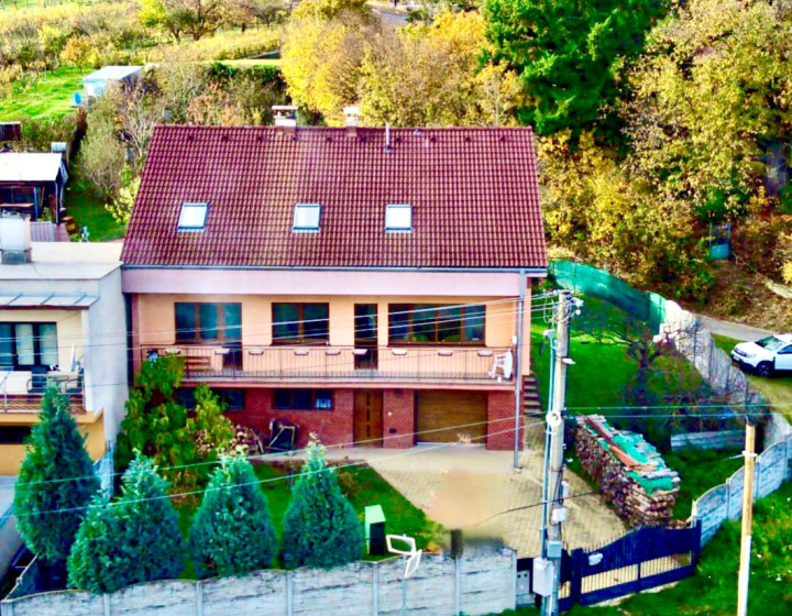 Byt v dome s dvorom a garážou, 204 úžitkovej plochy, Častá.