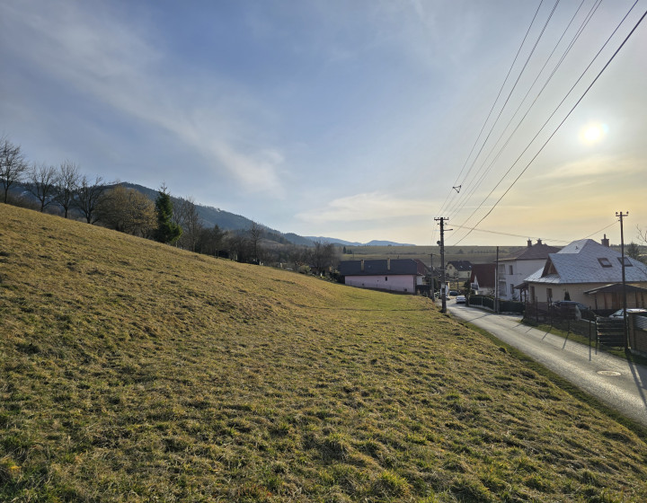 Slnečný pozemok s panoramatickým výhľadom – Dolná Tižina