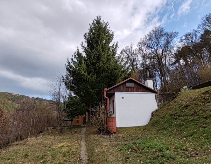 NOVINKA! Na predaj záhradná chatka s krásnym výhľadom