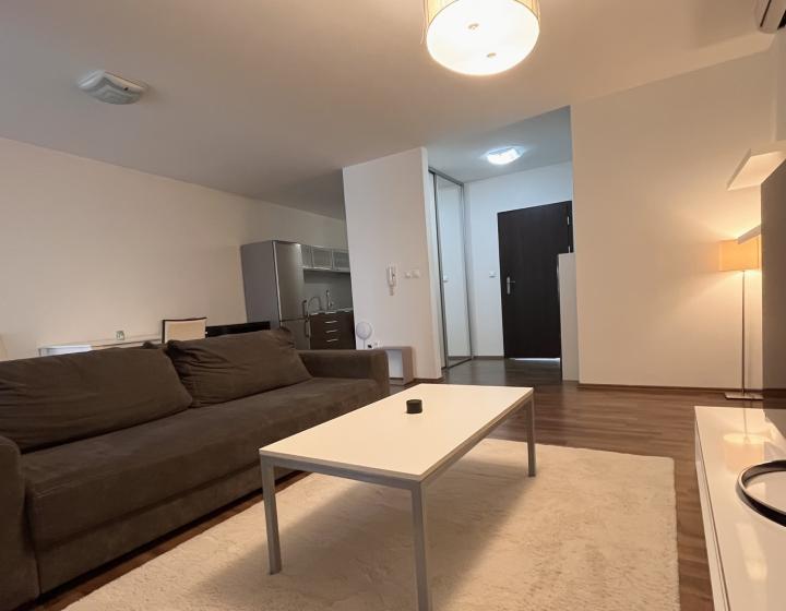 Prenájom - veľký 2 izbový byt v centre mesta, Nitra