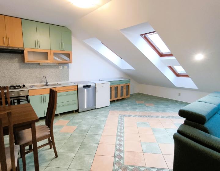 Exkluzívne na prenájom 2 izbový byt (apartmán) priamo v centre mesta Michalovce