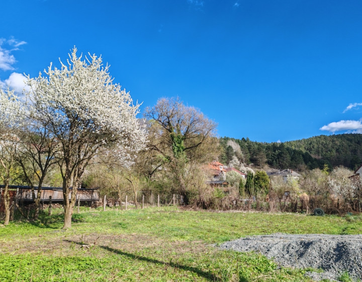 NOVINKA! Stavebný pozemok 868m2 Hradište pod Vrátnom