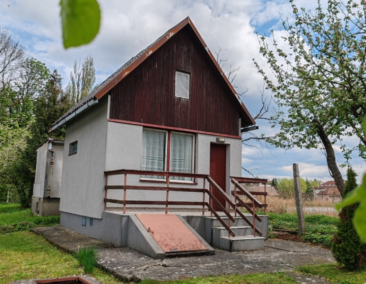 Na predaj útulná záhradná chatka pri jazere v Šaštíne