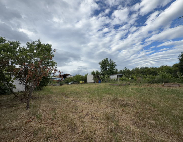 ☀️ Slnečný off-grid pozemok s chatkou v Pezinku
