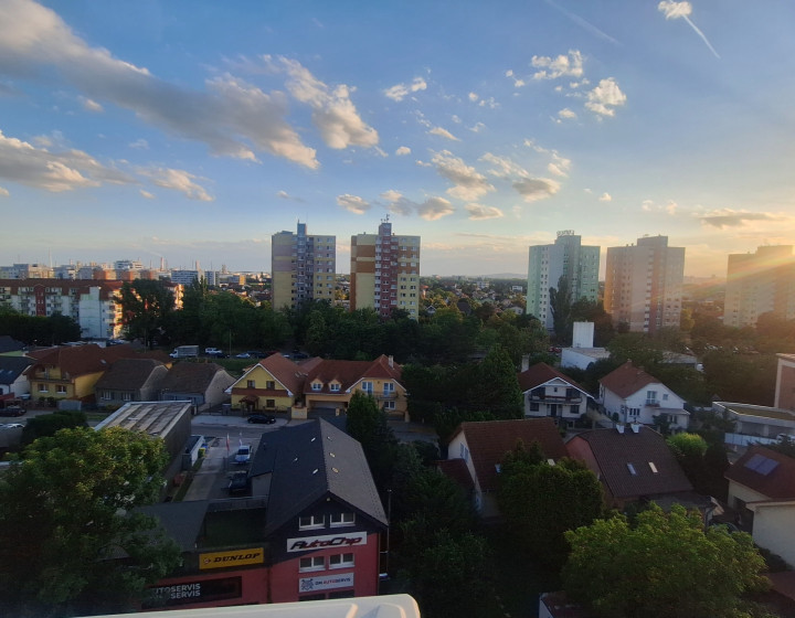 PREDAJ -3 izbový, slnečný byt s loggiou, - Podunajské Biskupice - atraktívna lokalita