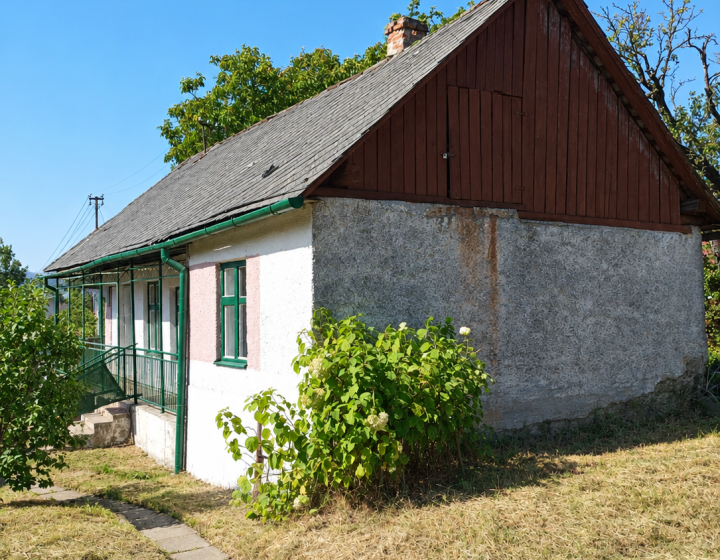 Slnečný pozemok s domom v Krivanoch.  /F251-123-ALPO/