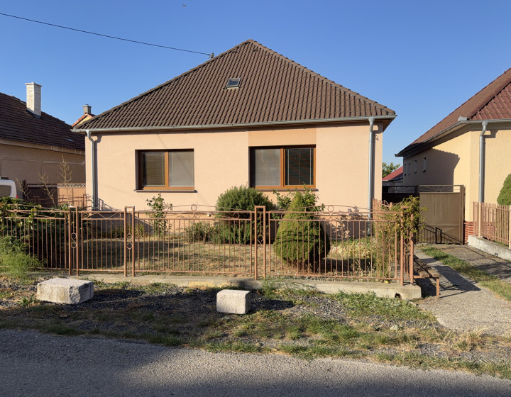 Dom + samostatná obytná jednotka, pozemok 1120m2 D.Orešany
