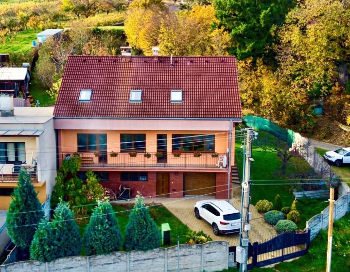 Byt v dome s dvorom a garážou, 204 úžitkovej plochy, Častá.