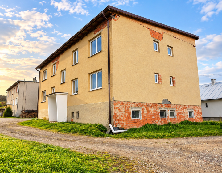 NA PREDAJ BYTOVÝ DOM V CIGEĽKE – 4 BYTOVÉ JEDNOTKY A POZEMOK