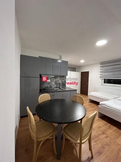 Na prenájom luxusný apartmán v centre mesta na prízemí so vstupom z ulice na Floriánovej ul. (F030-215-Mato)