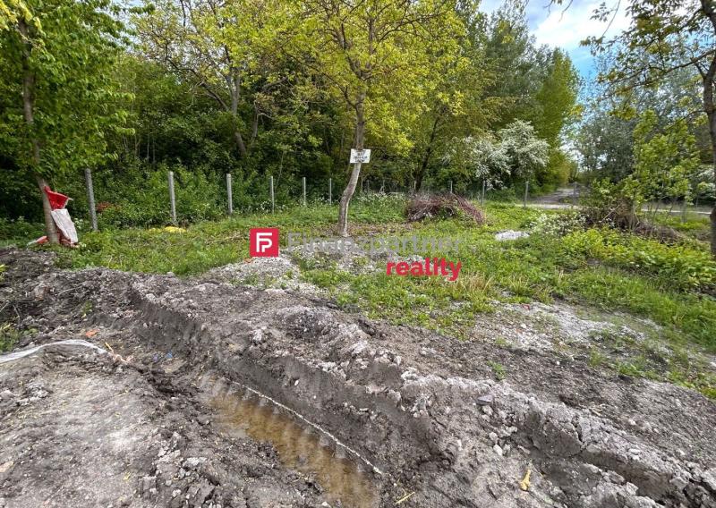 Slnečný pozemok v novovybudovanej časti obce Dunajský Klátov (F008-014-ESJAa)