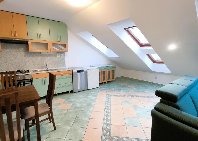 Exkluzívne na prenájom 2 izbový byt (apartmán) priamo v centre mesta Michalovce