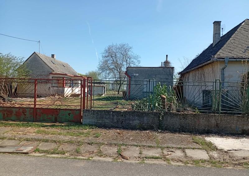 REZERVOVANÝ Rodinný dom, pozemok 2120 m², Mojmírovce