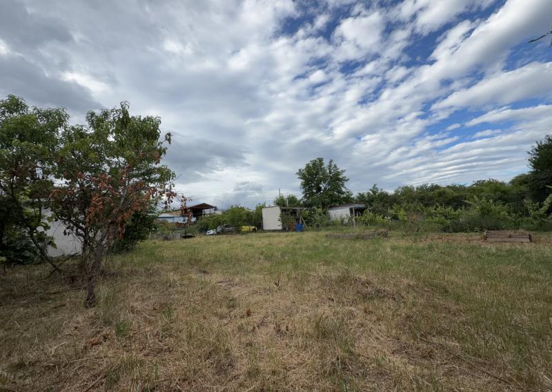 ☀️ Slnečný off-grid pozemok s chatkou v Pezinku