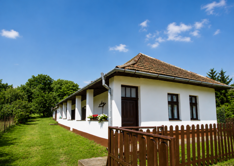 Štýlová chalupa s veľkým pozemkom pri Podhájskej