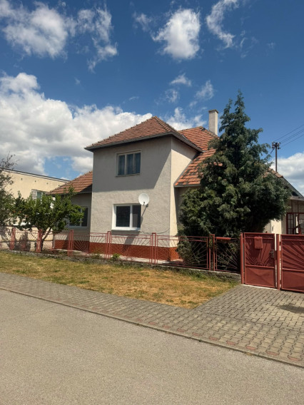 EXKLUZÍVNE: Rodinný dom s veľkým pozemkom (1 590 m²), Hronské Kľačany