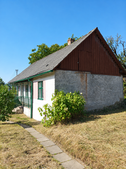 Slnečný pozemok s domom v Krivanoch.  /F251-123-ALPO/