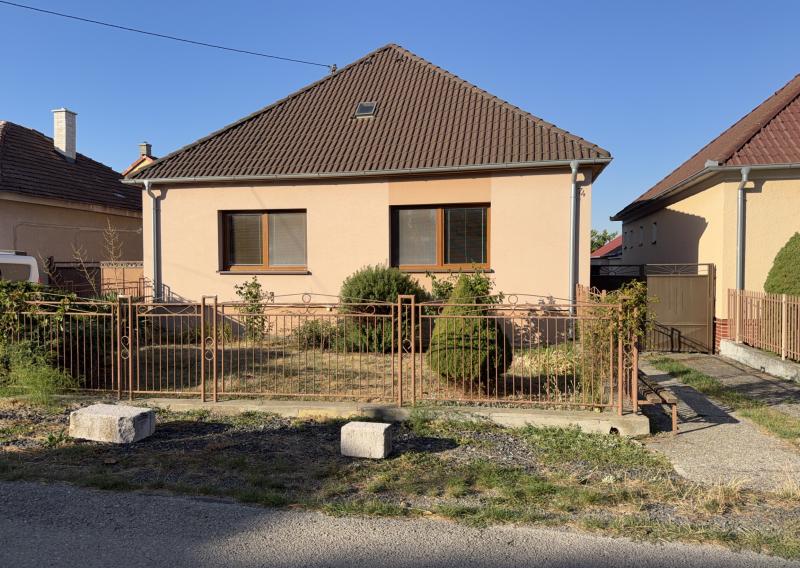 Dom + samostatná obytná jednotka, pozemok 1120m2 D.Orešany