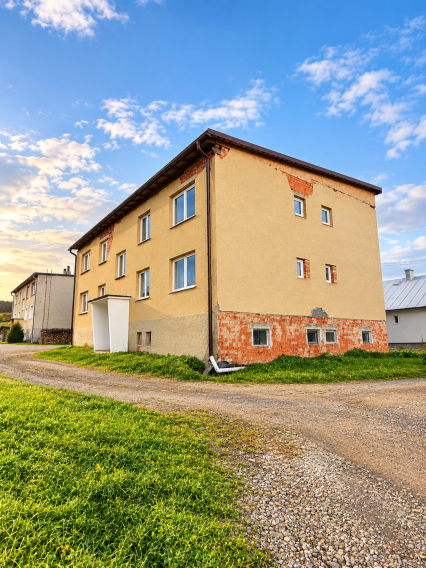 NA PREDAJ BYTOVÝ DOM V CIGEĽKE – 4 BYTOVÉ JEDNOTKY A POZEMOK