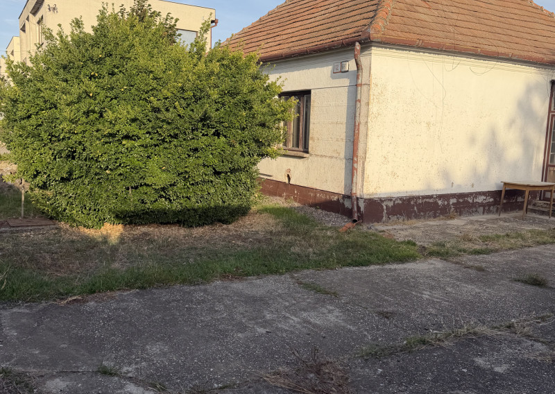 F001-012ENNAa  rodinný dom v meste Nesvady